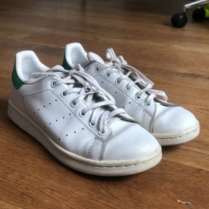 Stan smith - Stan smith I storlek 36 2/3 köpta i los angeles för 3 år stan använda ganska mycket men är i helt okej skick. Jag har rengört dem så gott jag kunde. Köpta för 500-700