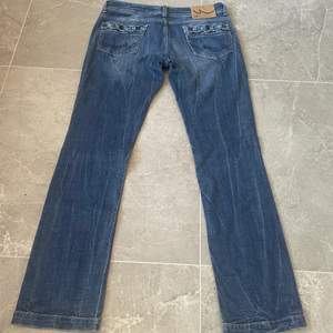 Jättegulliga lågmidjade jeans från LTB💗Köpt second hand, märket påminner om evisu 💕Skriv vid intresse💫