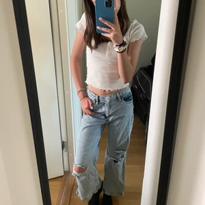 Jeans - Säljer dessa jeans då de har blivit för små!! De är köpta ifrån Lindex barnavdelning och är i storlek 146, jag är runt 158-160cm!! Skriv till mig om ni vill ha fler bilder, osäkert fraktpris kanske ändrar😻🫵🏽💋