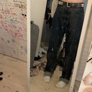 Jeans uniqlo mörkblå  - Jätte härliga jeans i en marinblå färg från uniqlo! Perfekt skick men är ganska långa då jag är 160 och min kompis i bilden är 168. Tar bara swish 