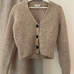 &Otherstories kofta storlek XS - snygg kofta från &other stories. Säljer då jag inte använder den längre