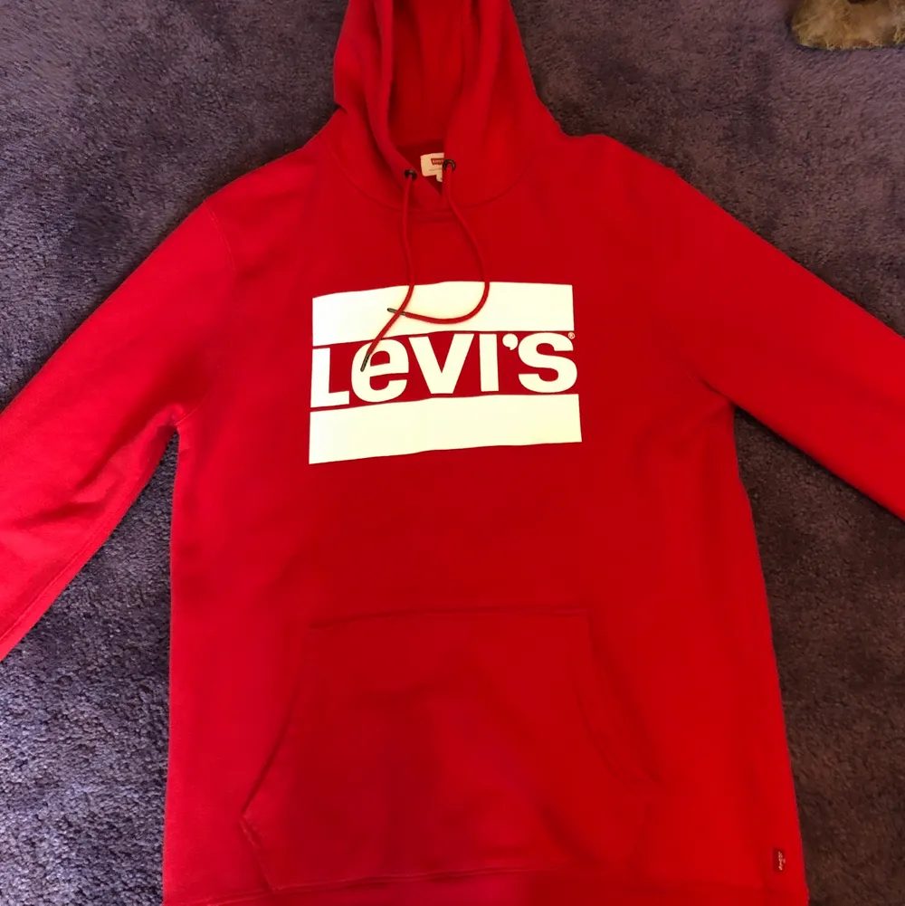 En jättemysig röd Levis hoodie i storleken M! Möts helst upp men fraktar också 💕. Hoodies.