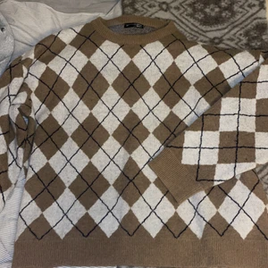 Jätteoversixed stickad tröja - Jättemjuk. Jag är känslig mot stickiga kläder men den här är inte alls stickig. Jättemysig