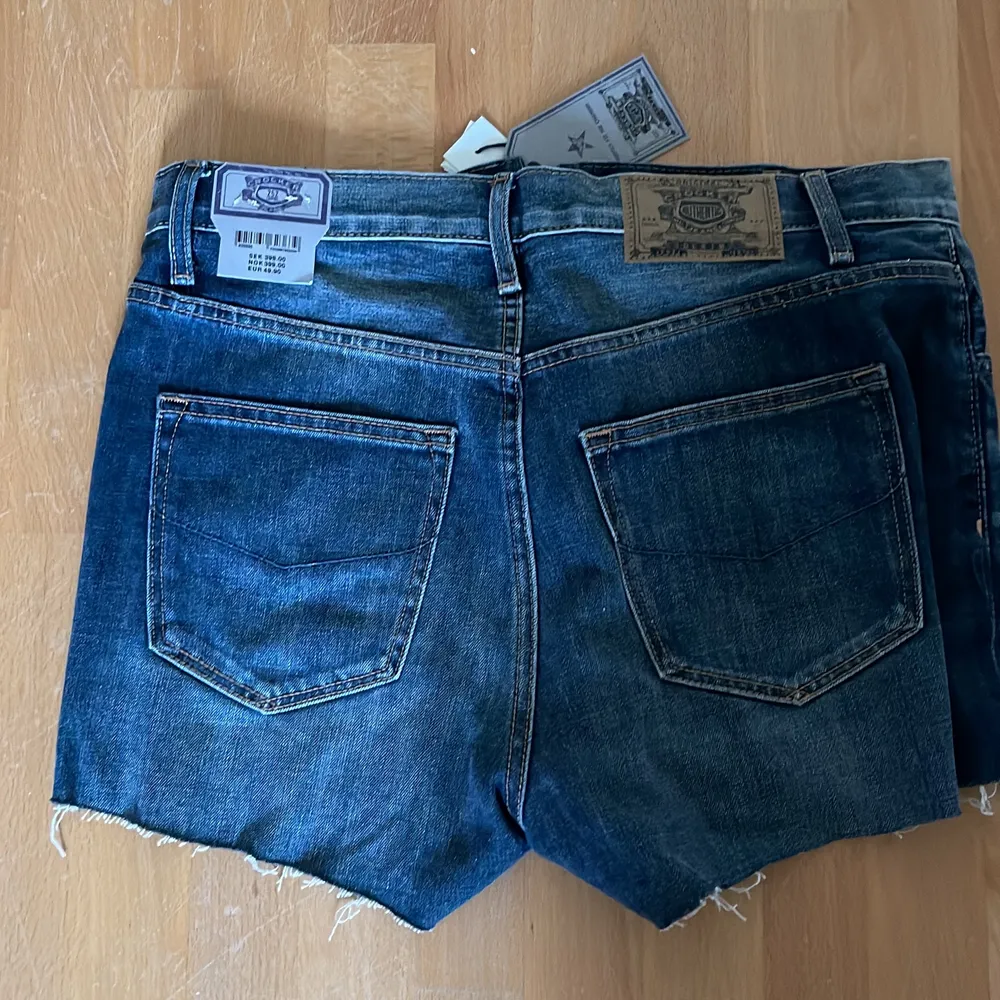 Helt nya jeans shorts från crocket, lappar och allt sitter kvar! Köpte för 399 och säljer för endast 250kr (frakt blir kostnad för frimärken). Shorts.