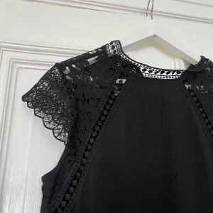 Klänning - Romantisk klänning med fina detaljer upptill