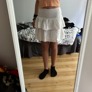 Kjol - Inte använd på länge, den passar XS för jag är de. Den är skrynklig nu men de går att fixa såklart. Köparen står för frakt 