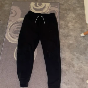 Nike tech svart storlek S  - Svart Nike tech storlek S, använt den Max 3-4 gånger Slutsåld för det mesta.