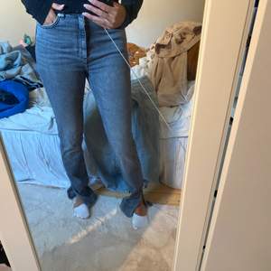 Ett par gråa jeans från zara i storlek 36. Jätte fina och långa på mig som är ungefär 170cm lång. Aldrig använda💕 Tveka inte att höra av dig om eventuella frågor!🤎🤍