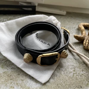 Balenciaga armband  - Säljer mitt Balenciaga armband som jag endast använt vid få tillfällen. Köpte det på plick, det tillkommer påsen på bilden. Äkta som du ser på andra bilden. Skriv för fler  bilder 💘 ❌❌Vid snabb affär kan jag gå ner i pris❌❌