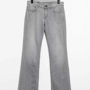 Jeans i storlek 29x34, rak passform med lite bootcut/flare. Nyskick