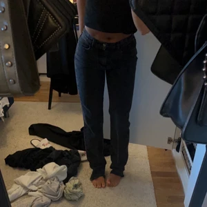 Svarta jeans💙 - Säljer dessa svarta jeansen då jag vuxit ur dem💙