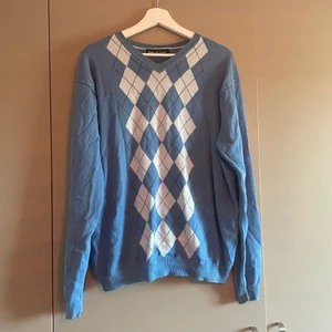 Argyle tröja <3 - Jättefin blå argyle tröja i jättebra skick! Oklart vilken storlek den är i då det inte står, men skulle gissa att den är L/XL. Säljer för 150kr + frakt, men priset är diskuterbart vid snabb affär 🥰