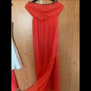 Röd/rosa klänning från zara i storlek S. Den säljs för 100kr  Vit/svarta klänningen i storlek M. Säljs för 50kr