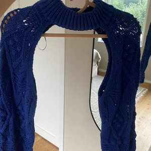  ”Tröja”  - Supersnygg blå cut out tröja 