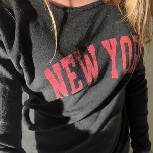 brandy Melville tröja - fin tröja från brandy Melville med ned york tryck. One size men skulle säga att det är en S/M. Fint skick💘