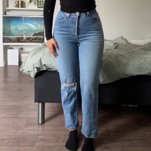 Levis jeans - Säljer nu dessa fina jeansen från Levis eftersom de inte kommer till användning längre. De är i storlek W28/L27 och passar mig som är ca 166 cm och som brukar ha storlek 36/38 i jeans. Köparen står för frakten som kostar 66kr💓