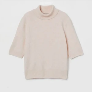 Stickad t shirt  - Säljer denna populära stickade T-shirten med krage från hm💘 Så fin till hösten!!💕 