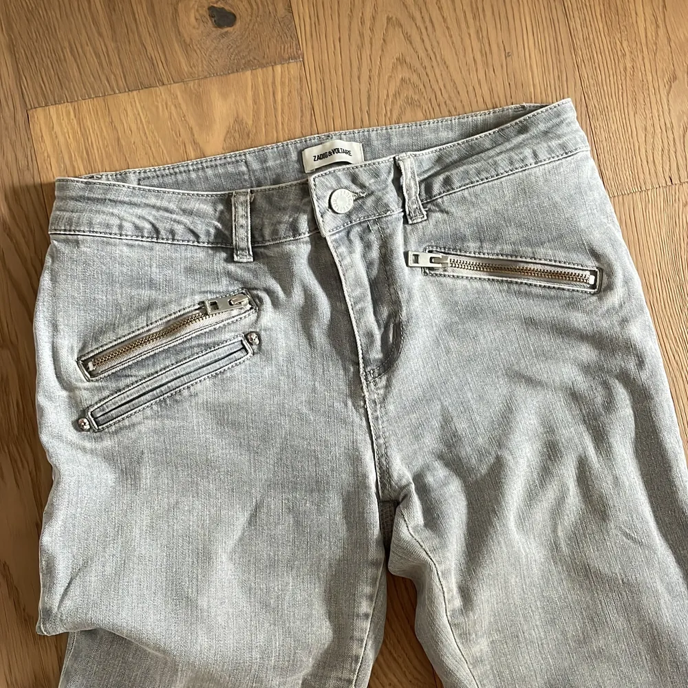 Snygga jeans från zadig med lite coolare detaljer.. Jeans & Byxor.