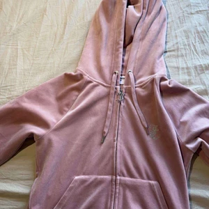 Juicy couture  - Säljer mitt rosa juicy set då det ej kommer till användning, endast testat en gång. Så det är i nyskick💖  Köparen står för frakt✨