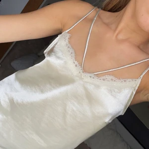 Fest topp! - Superfin fest linne ifrån ginatricot! Endast använd vid ett tillfälle så i superbra skick! KLICKA INTE PÅ KÖP DIREKT