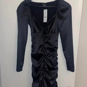 Ny Klänning - Oanvänd klänning i lite siden material, storlek S, 150kr