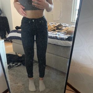 Svarta jeans - Svarta jeans från NAKD, säljes då dom blivit försmå. Väl använda men bra skick.