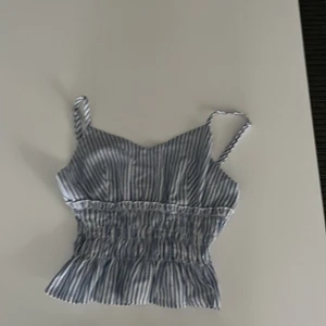 En blåvit topp  - En blåvit topp i storlek S 