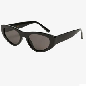 Solglasögon - Supercoola svarta solglasögon från mango. 💓  inga tecken på användning. 