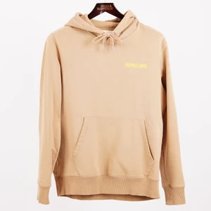 Kamelfärgad luvtröja  - Helmut Lang luvtröja i mycket bra skick,  klädd i en nyans av kamelbrun med ett gult tryck på bröstet.  Mått, i cm: Bröst: 112 Rygglängd: 68 Midja: 108 Ärmlängd: 68