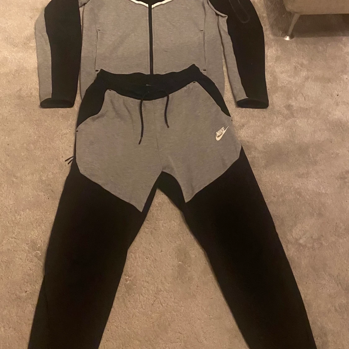 En grå och svart Nike tech tracksuit 