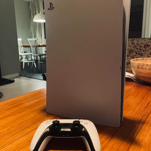 Playstation 5 - PlayStation 5 använt i ett halv år men ändå väldigt bra skick.  Man får med en helt ny kontroll. 