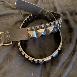 nitbälte - coolt nitbälte med olika nitar och stenar, ca 85 cm