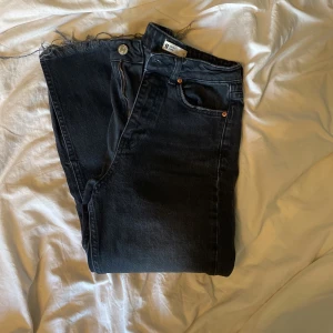 Ginatricot jeans - Svarta Ginatricot jeans i storlek 32. De sitter tight vid låren och blir pösigare ner till, de har även en slitts vid slutet av byxan på vardera ben. Ordinarie pris 600 men väljer att sälja för 250 plus frakt  