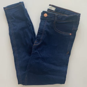 Jeans  - Mörk blå skinny jeans från gina, dom är i storlek L men på mig som vanligtvis har S passar de super bra! Önskas bilder med dom på är det bara att meddela mig privat💕