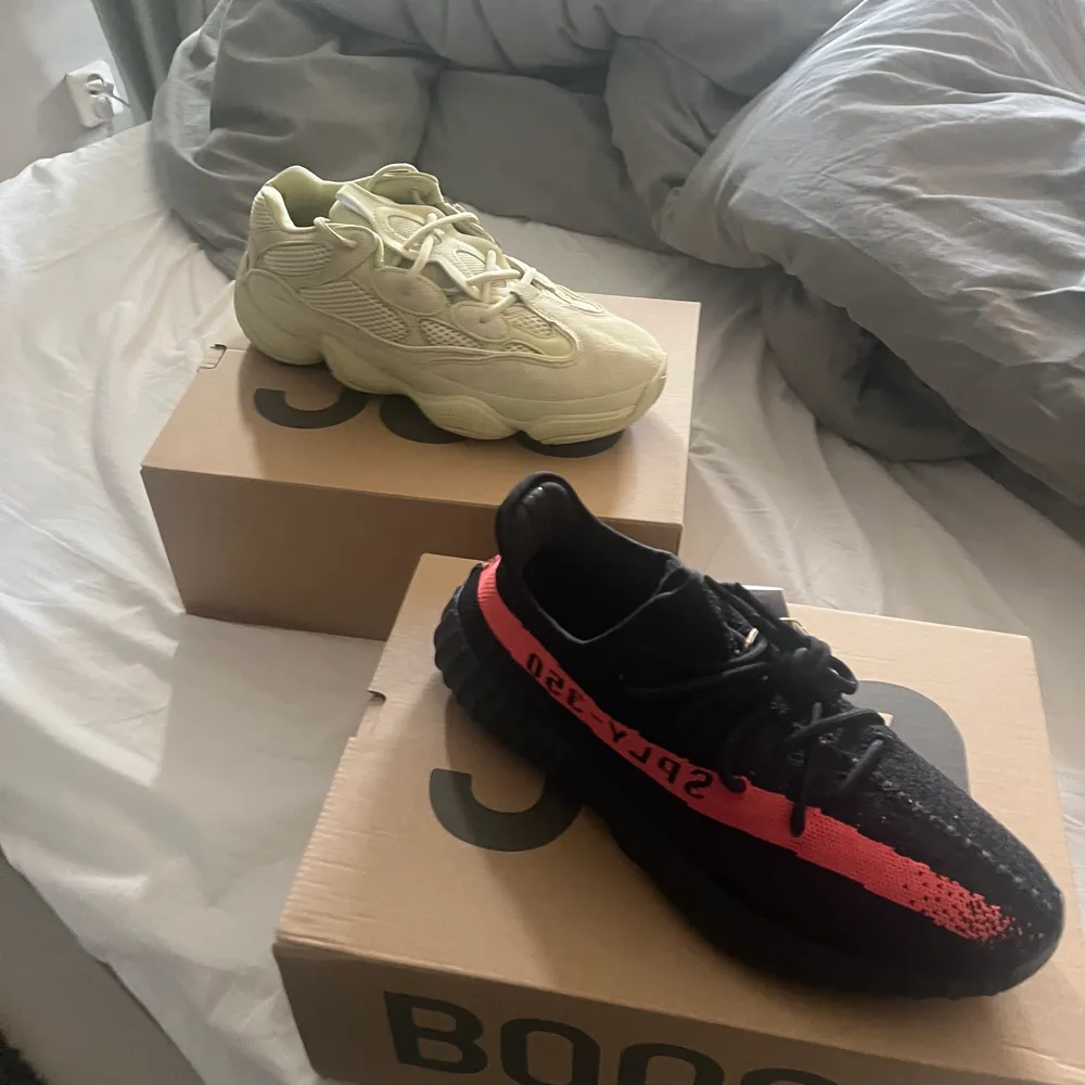 Tja!  Säljer två par yeezys i 45 1/3 DSWT 350 v2 Core red black - bin 2800 500 supermoon yellow - bin 2500  ”Paketpris” båda för 5100  Frakt står köparen för/meetup i Sthlm   Ha de bra . Skor.