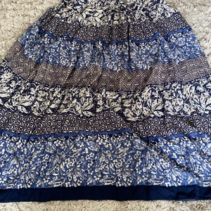 Kjol, köpt på loppis, storlek 42 - Jag köpte den på loppis så vet tyvärr inte vart den är ifrån den är i storlek 42 men passar mig super mamma har sytt in den vid dragkedjan men det går att ta upp så den passar alla i midjan❤️