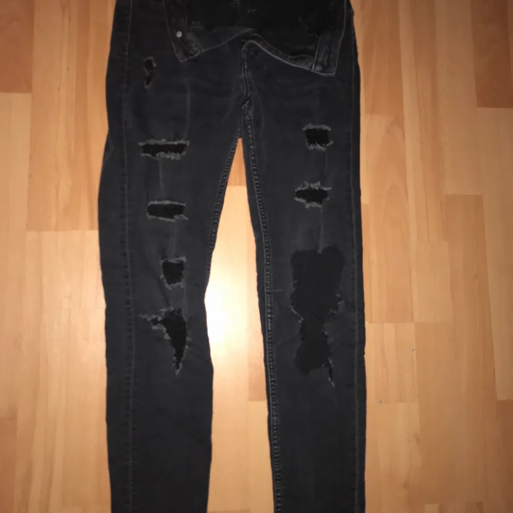 Svart/Black Skinny jeans  38/M Fri frakt/ Free Shipping. Bara har blivit används i den här bilden/ Only has been used in this picture.. Jeans & Byxor.