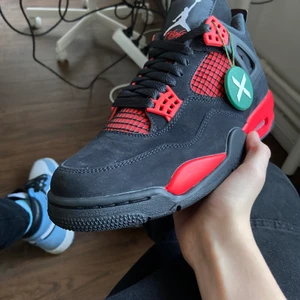 🔴Air Jordan 4 thunder red🔴 - Storlek: 41-43 Skick: 9,5/10 Köpt: StockX 
