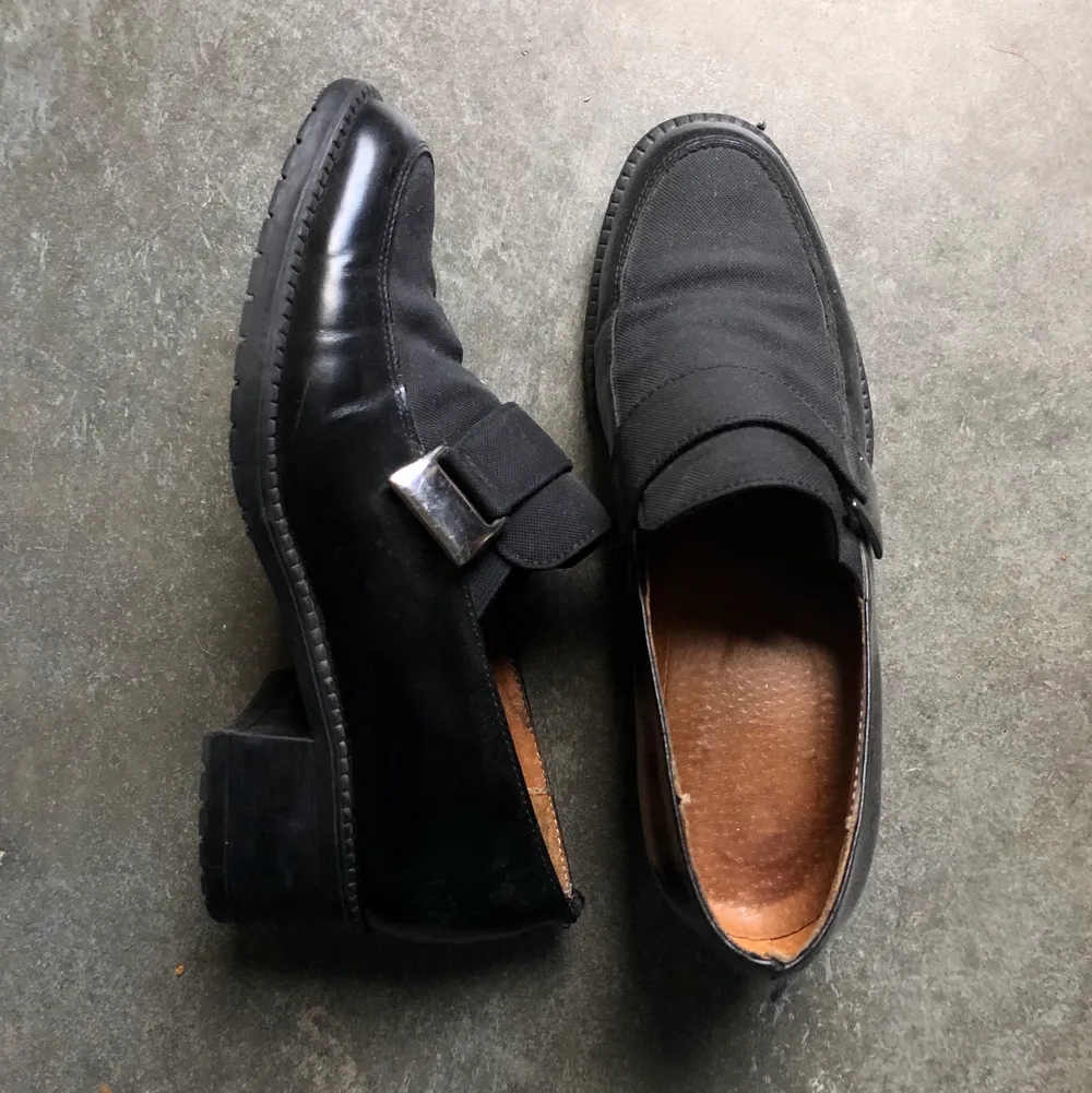 Säljer dessa superfina skor köpta dyrt i en vintagebutik i Stockholm. Säljer för att de är liite för små för mig. De är gjorda i skinn och ovansidan är gjord i ett stretchigt material vilket gör dem väldigt bekväma. Hör av dig vid frågor!💛. Skor.