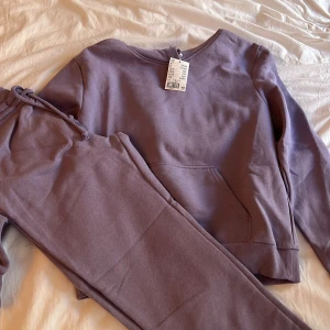 Mjukisset NYTT - Mjukisset i super fin lila färg i från HM. Helt nytt med prislappar. Hoodien & byxorna kostar 149kr i nypris per styck. 