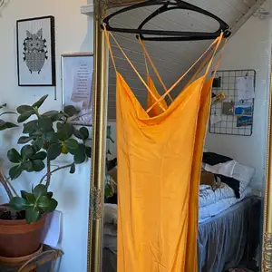 En helt ny orange klänning från H&M. Har tappat kvittot så kan ej lämna tillbaka. Storlek M och perfekt i längden tycker jag (171 cm). Justerbara band. Nypris 199kr