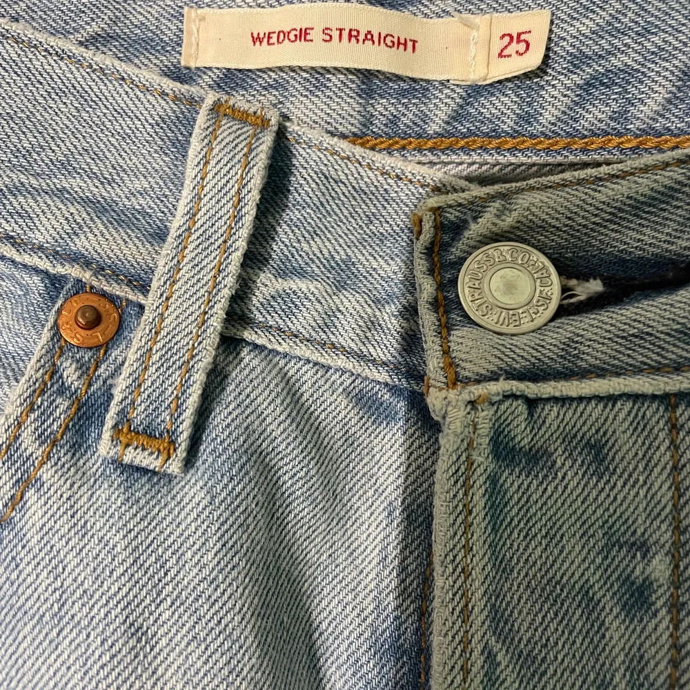 Jättefina Levis jeans i modellen wedgie straight i bra skick! Vet inte om dom är avklippta eller inte för fick dom så men är lite korta på mig som är 163😊 hör av dig om du har några frågor 💕. Jeans & Byxor.
