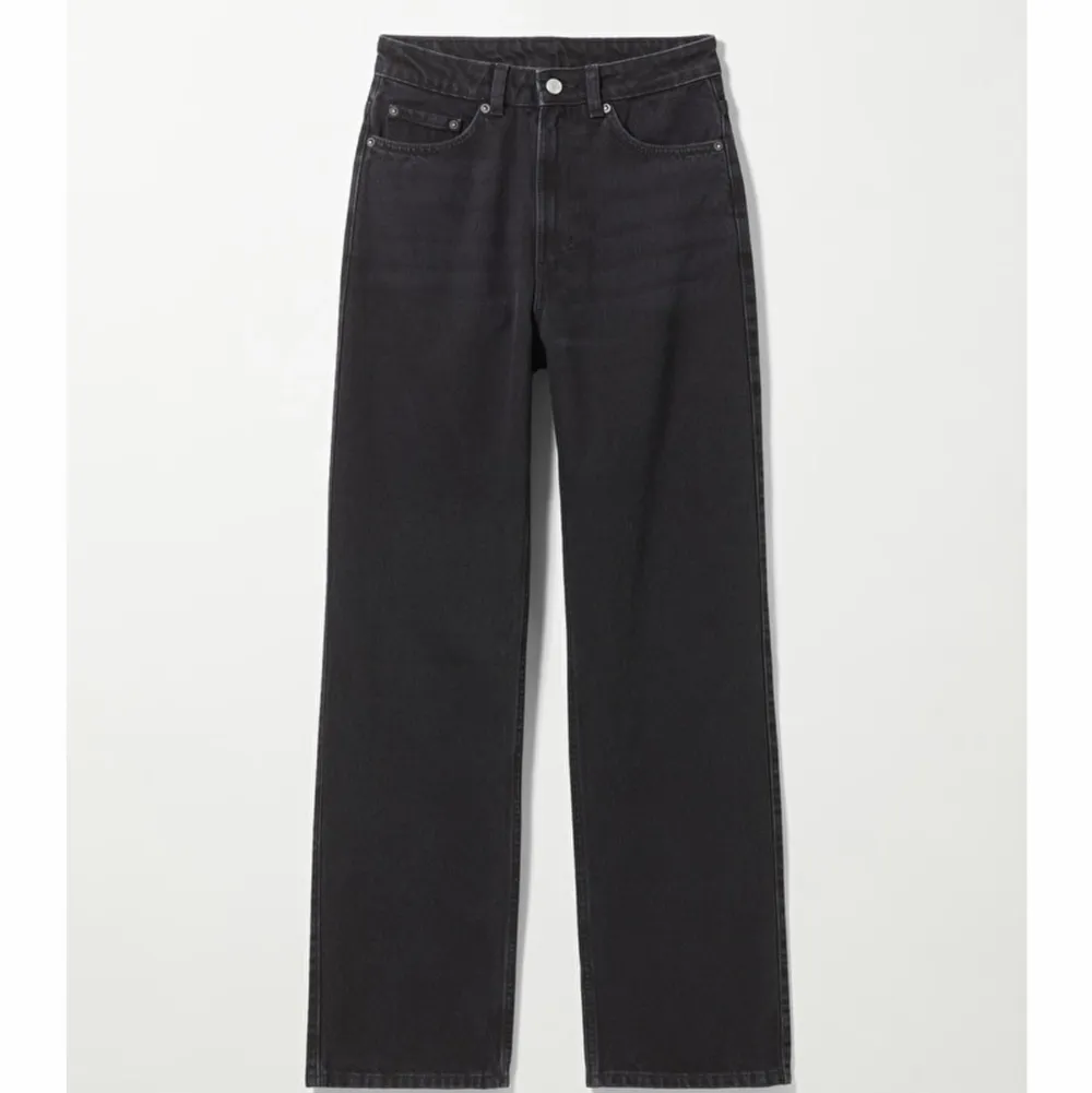 Ett par svarta weekday jeans i modellen ”Rowe”. Använda men i gott skick. Urtvättad svart. Nypris 500kr. Strl W26 L32. Jeans & Byxor.