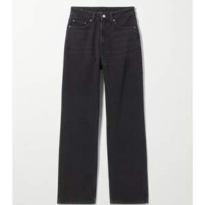 Ett par svarta weekday jeans i modellen ”Rowe”. Använda men i gott skick. Urtvättad svart. Nypris 500kr. Strl W26 L32