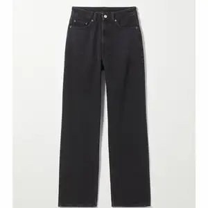 Ett par svarta weekday jeans i modellen ”Rowe”. Använda men i gott skick. Urtvättad svart. Nypris 500kr. Strl W26 L32