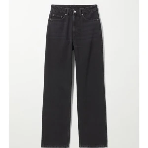 Svarta Weekday Jeans ”Rowe” - Ett par svarta weekday jeans i modellen ”Rowe”. Använda men i gott skick. Urtvättad svart. Nypris 500kr. Strl W26 L32