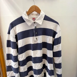 Levis långärmad tröja!  - Jättefin Levis tröja i blå och vit.  storlek L. Använd få gånger. 