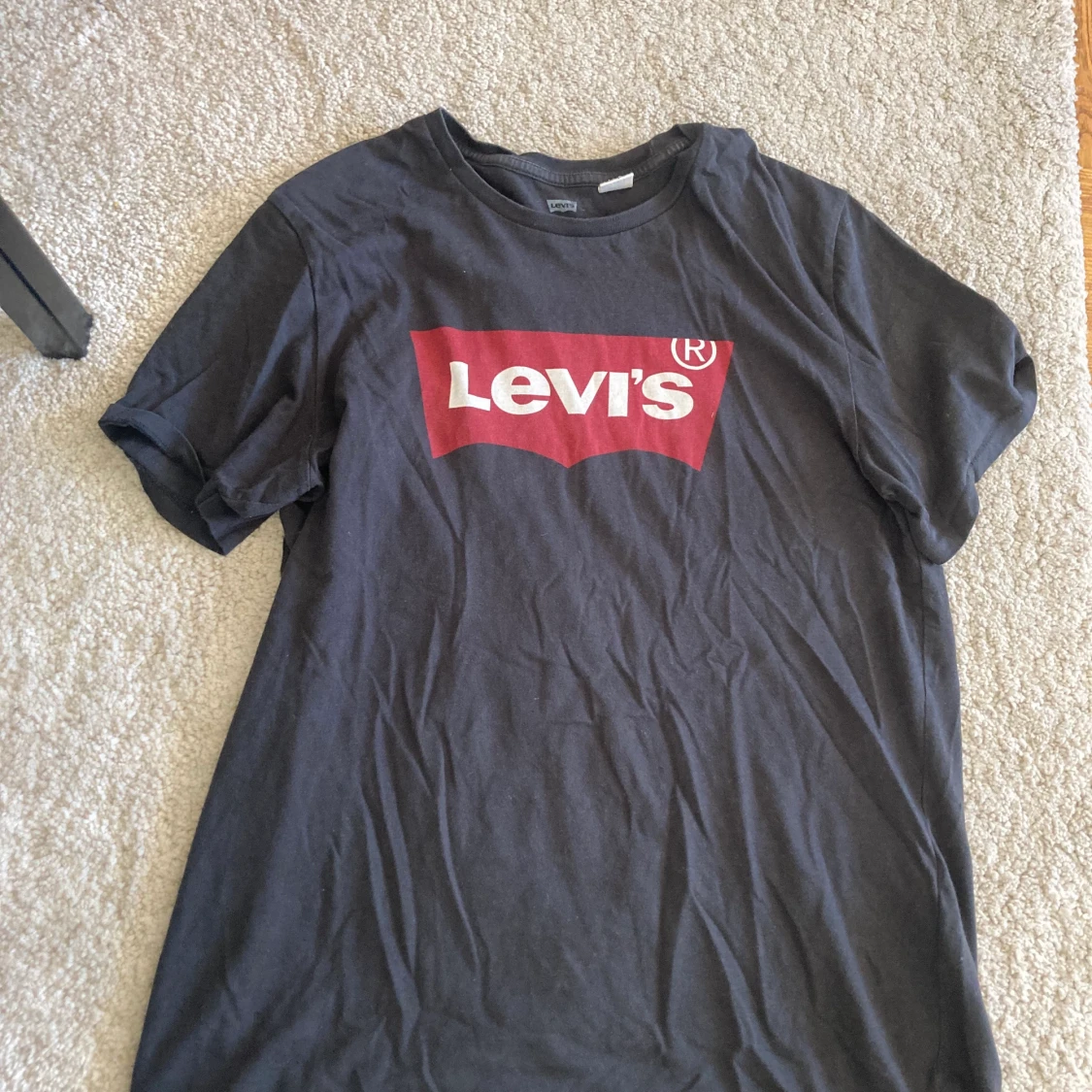 Mörk grå Levis tröja med röd tryck