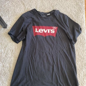 Mörk grå Levis tröja med röd tryck  - Mörk grå Levis tröja med röd tryck frakt Inger inte 