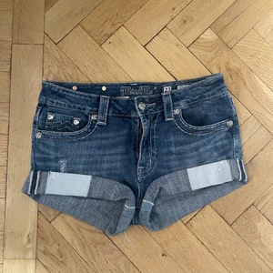 miss me shorts  - miss me shorts som jag köpte på plick dom är jättebra skick och väldigt trendiga